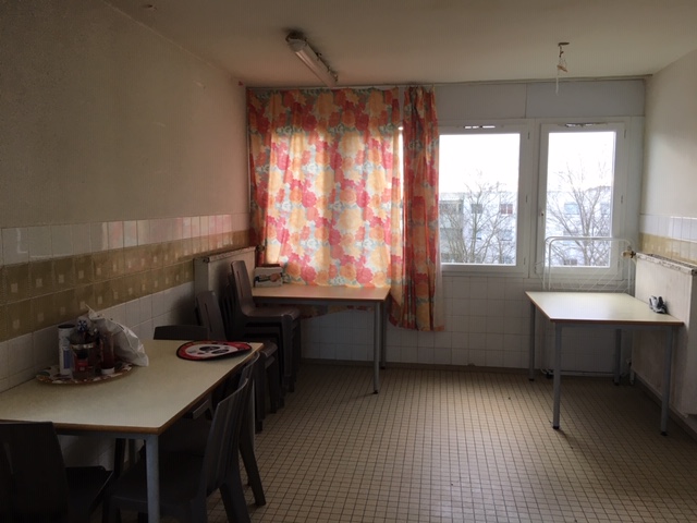 Fenêtre et tables de la salle à manger de la cuisine commune au CADA de Miribel