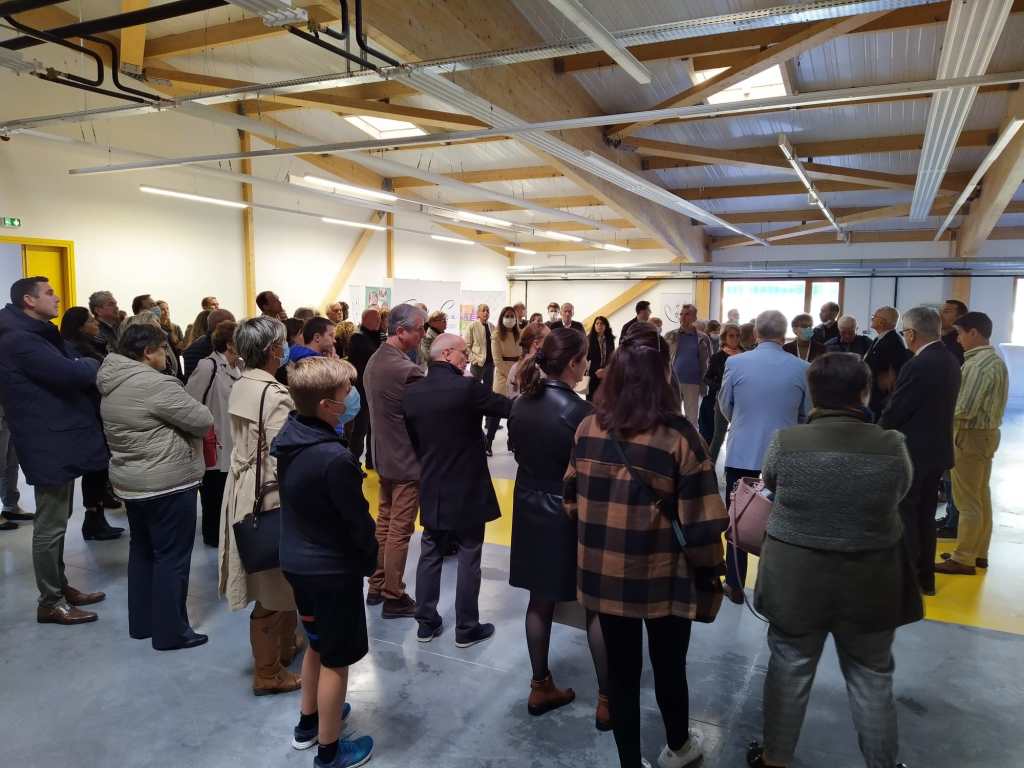 Une foule de participants visite les 2000 m² des locaux de la nouvelle Ressourcerie