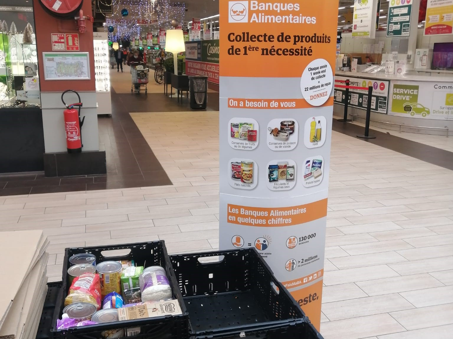 Un stand de la banque alimentaire, pour collecter les dons de denrées dans un supermarché