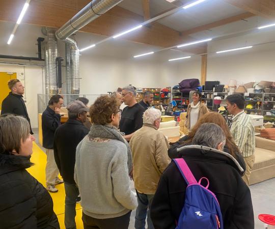 Les résidents des MR visitent la Ressourcerie Résidents à l'intérieur de la Ressourcerie