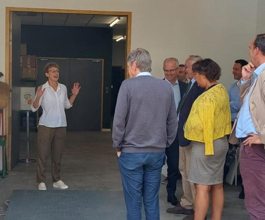 Inauguration Recyclerie Valserhône Les invités de l'inauguration écoute la visite commentée