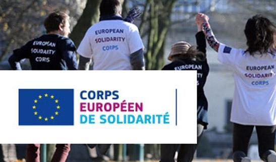 Corps Européen de Solidarité - des personnes marchent ensemble, deux d'entre elles se tiennent la main dans un esprit joyeux