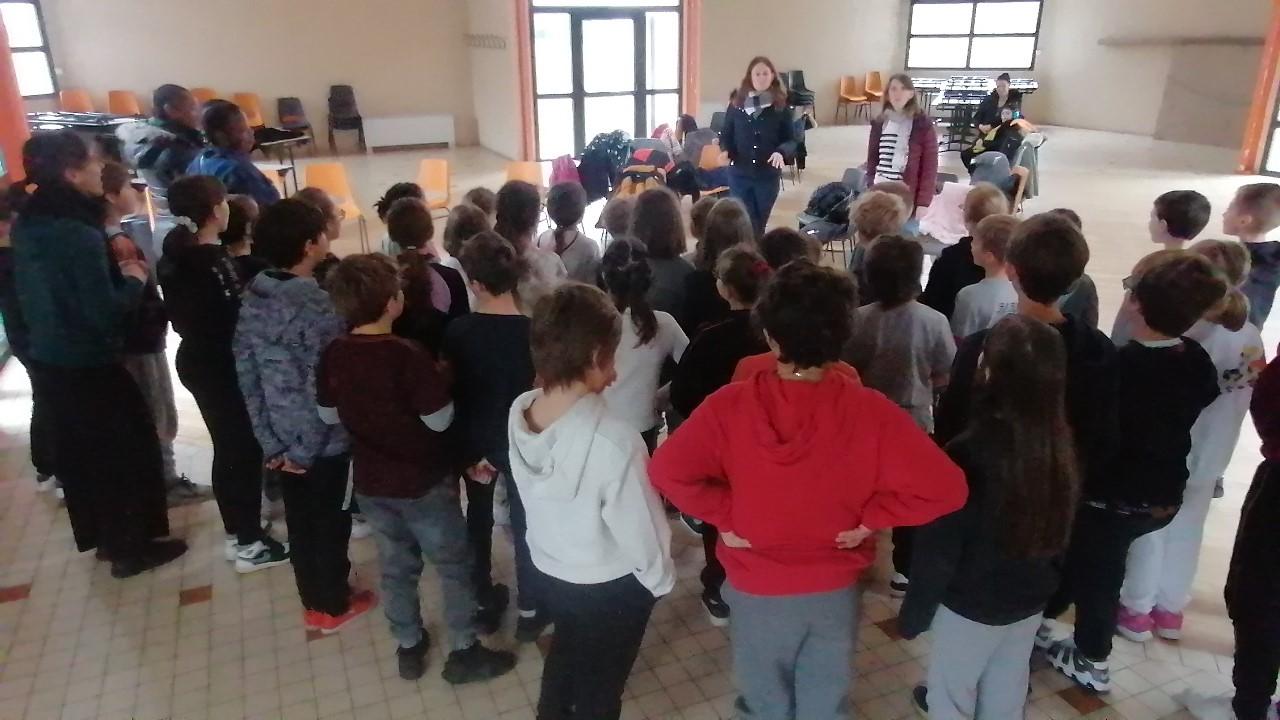 Enfants qui chantent de l'école Vilette-sur-ain