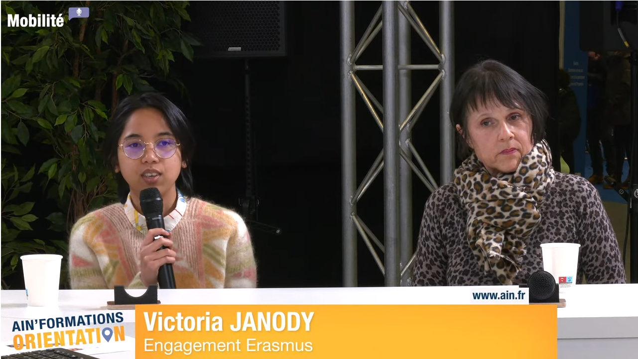 Victoria Janody (chargée de la coordination et de l'animation du réseau) est interviewée en compagnie de Blandine Mezerette sur le plateau des émissions du "Salon Afor".